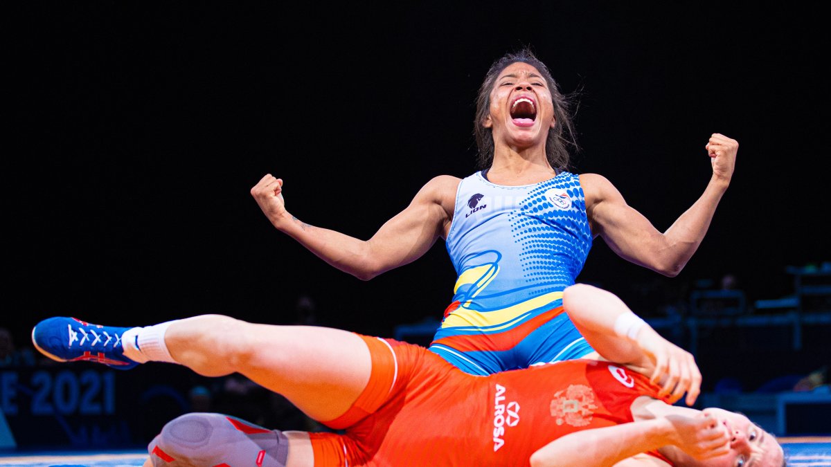 Lucía Yépez (azul) termina el año como la ecuatoriana mejor ubicada (#1) en el ranking mundial de lucha categoría 53 kg