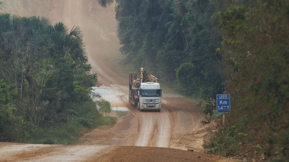 Foto de un camión que transporta una 