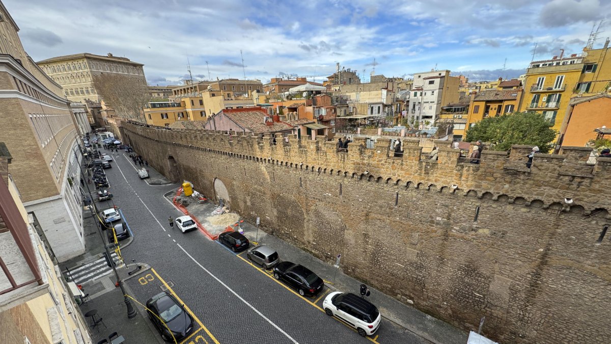 El 'Passetto', un corredor amurallado que une el Vaticano con la fortaleza romana del Castel Sant'Angelo.