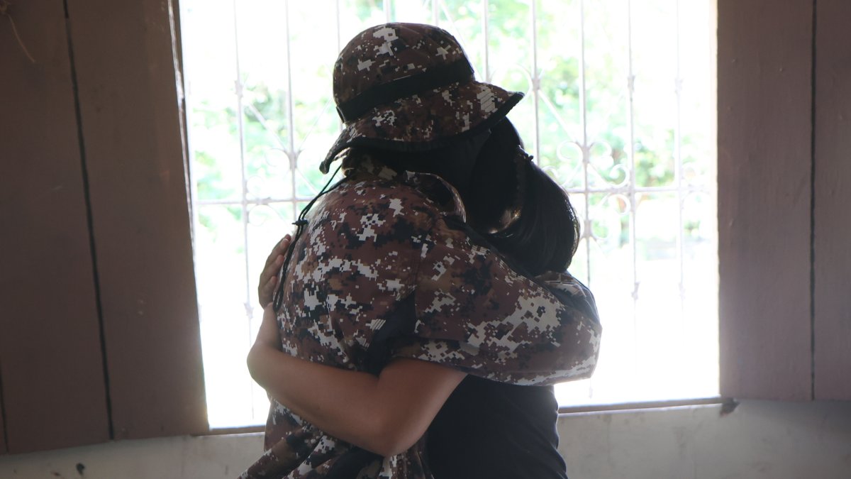 Ángel recibe el abrazo de su esposa. Hoy no estará junto a sus seres queridos.