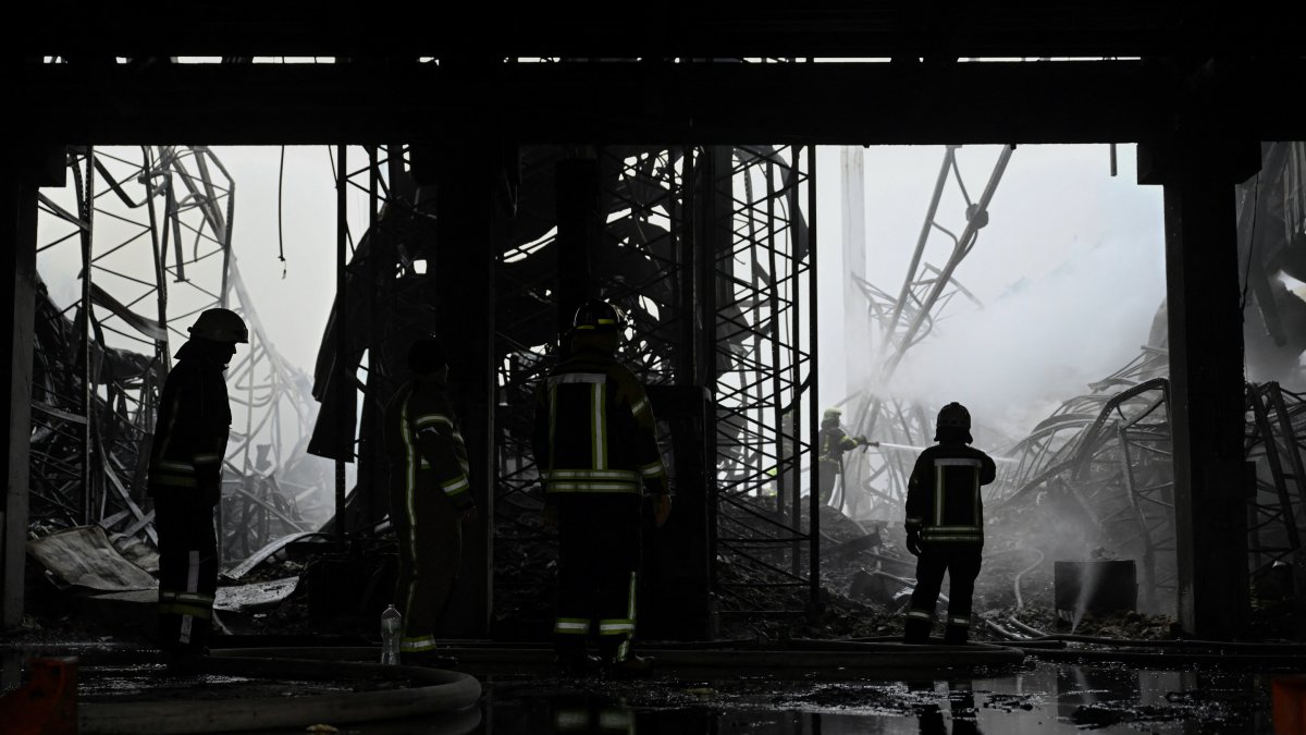 Rescatistas trabajan en el lugar de un ataque con drones en un edificio de almacén en el distrito de Boryspil de la región de Kiev el 20 de diciembre de 2024.
