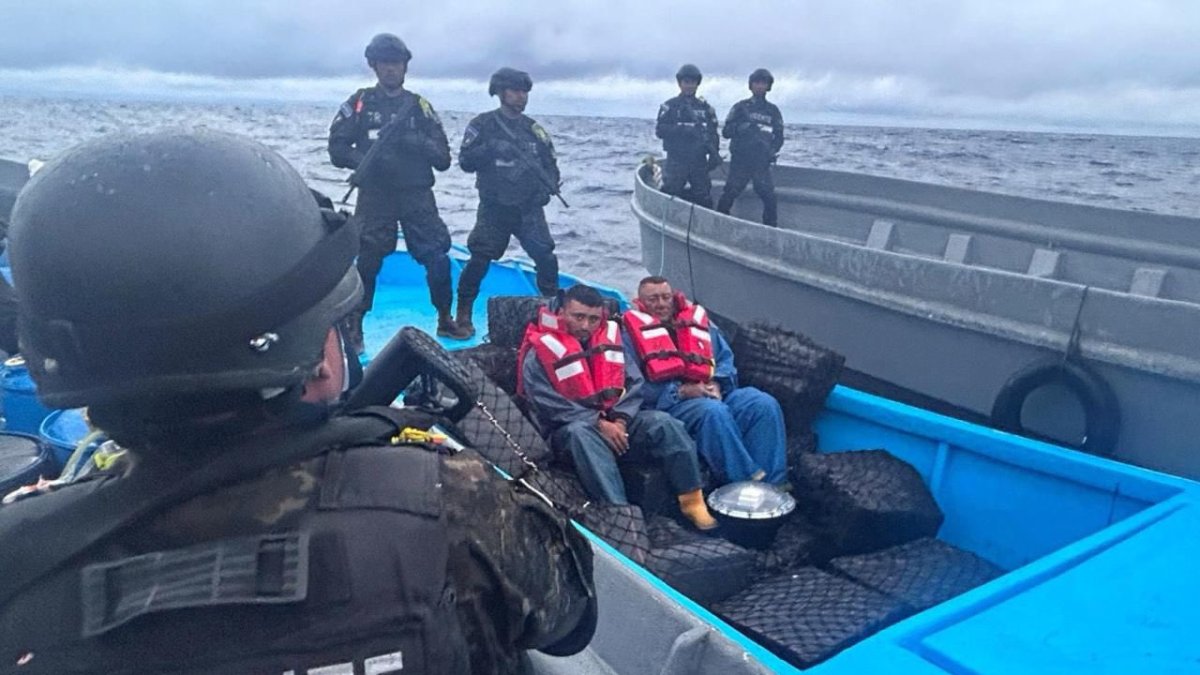 Dos ecuatorianos fueron detenidos a 1.050 millas náuticas de las costas de El Salvador mientras transportaban 1,5 toneladas de cocaína en una embarcación.