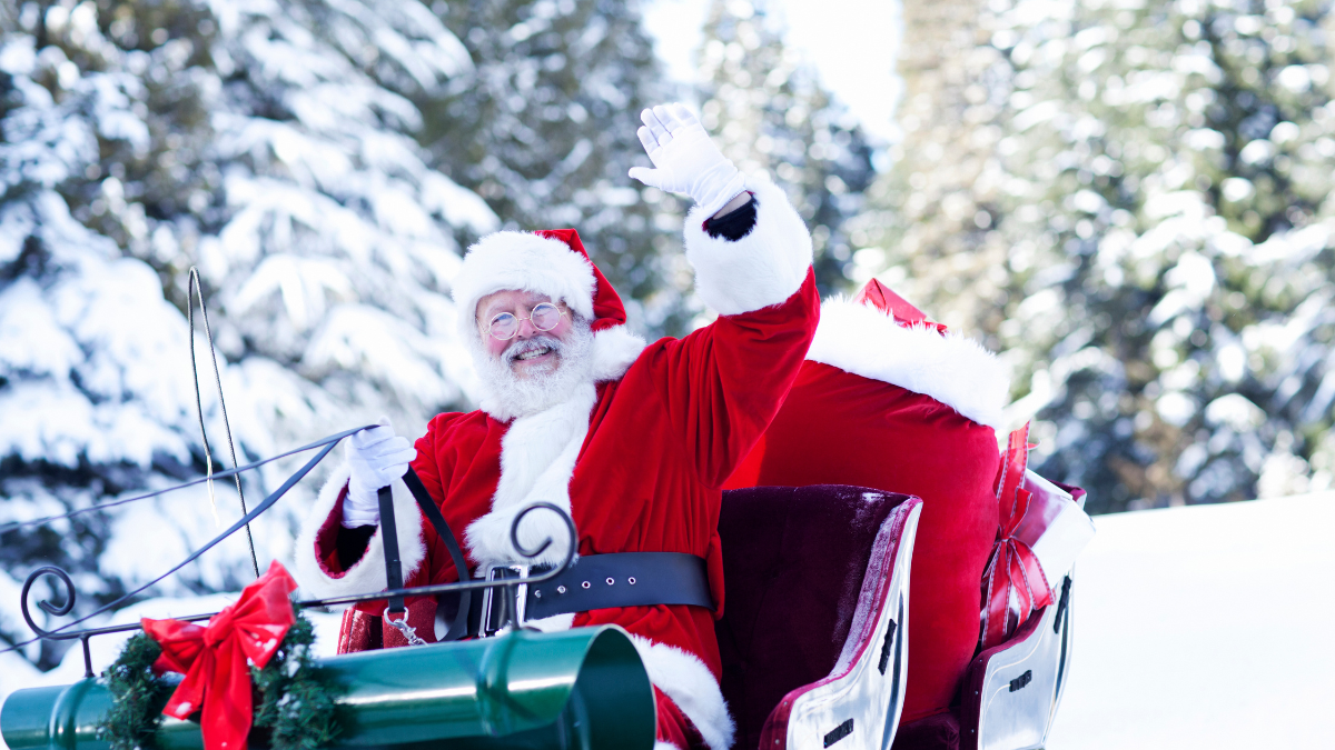 A bordo de su trineo tirado por renos, Papá Noel ya comenzó este martes a repartir millones de regalos a los niños en todo el mundo