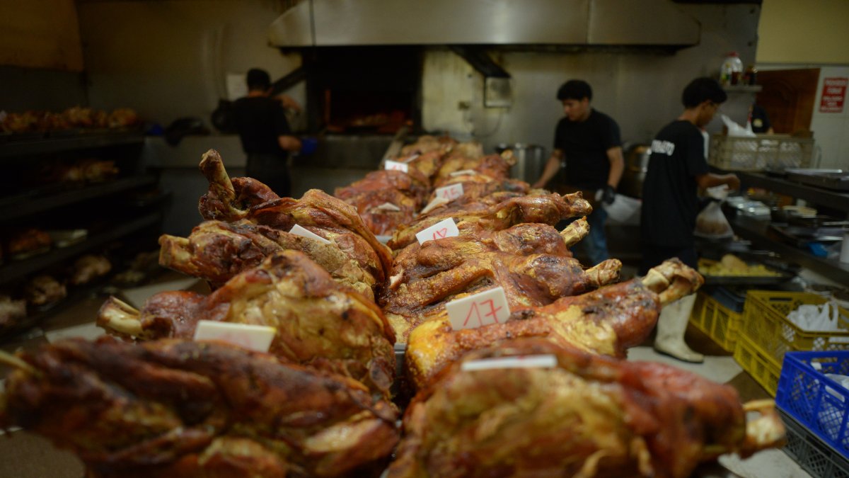 Horneado. Desde temprano atendieron los locales que venden pavos y cerdos listos para servirse.