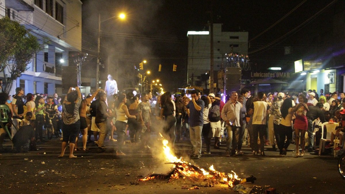 La quema de monigotes es una tradición en Guayaquil cada 31 de diciembre.