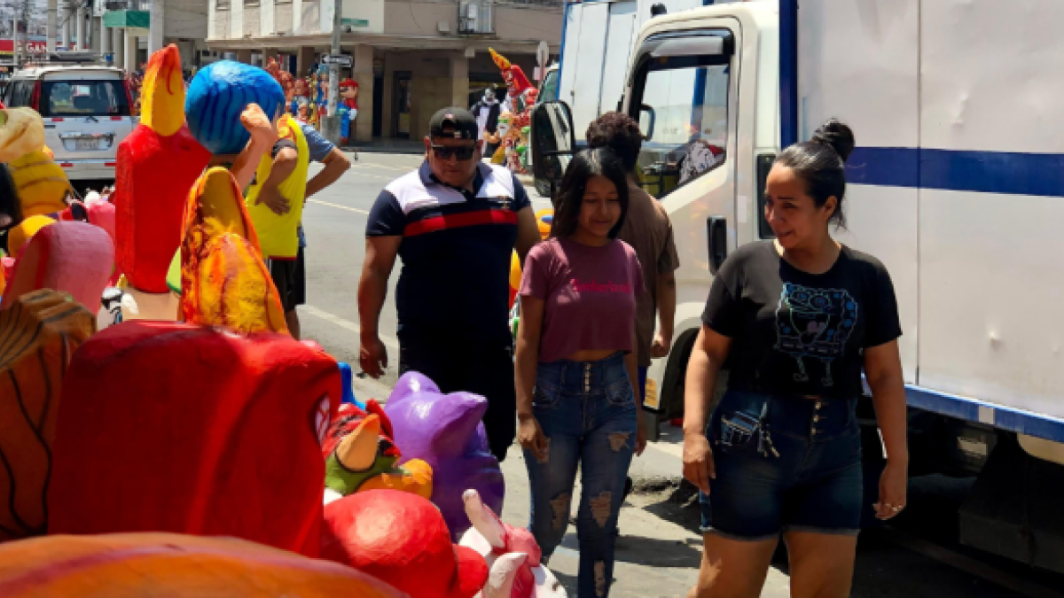 La calle 6 de Marzo es el sector con más visitas para comprar monigotes por tradición.