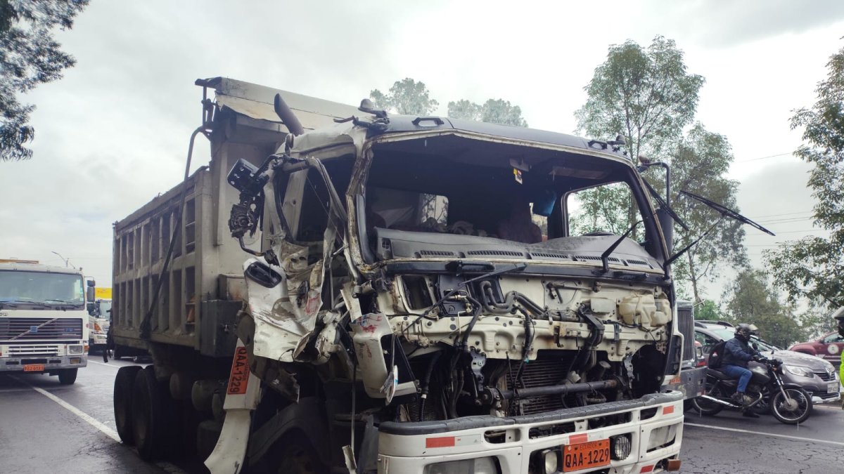 El tanquero quedó sobre los cuatro carriles de la av. Simón Bolívar y Ruta Viva.