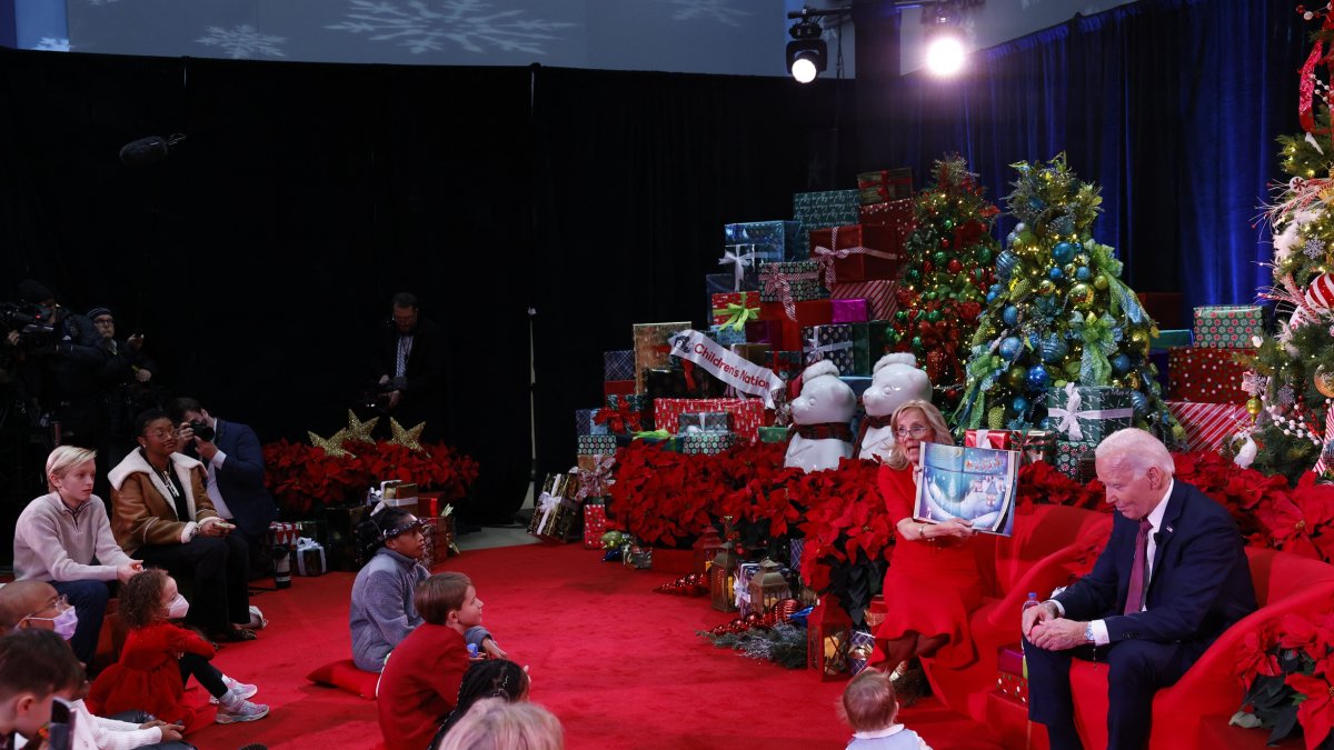 Washigton. La primera dama Jill Biden lee un libro junto al presidente Joe Biden, en una visita navideña.