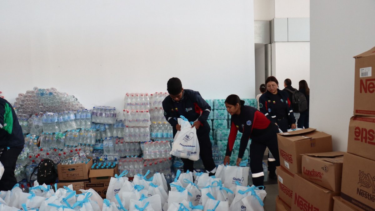 Voluntarios de institutos educativos ayudaron a armar los kits para entregar a familias.