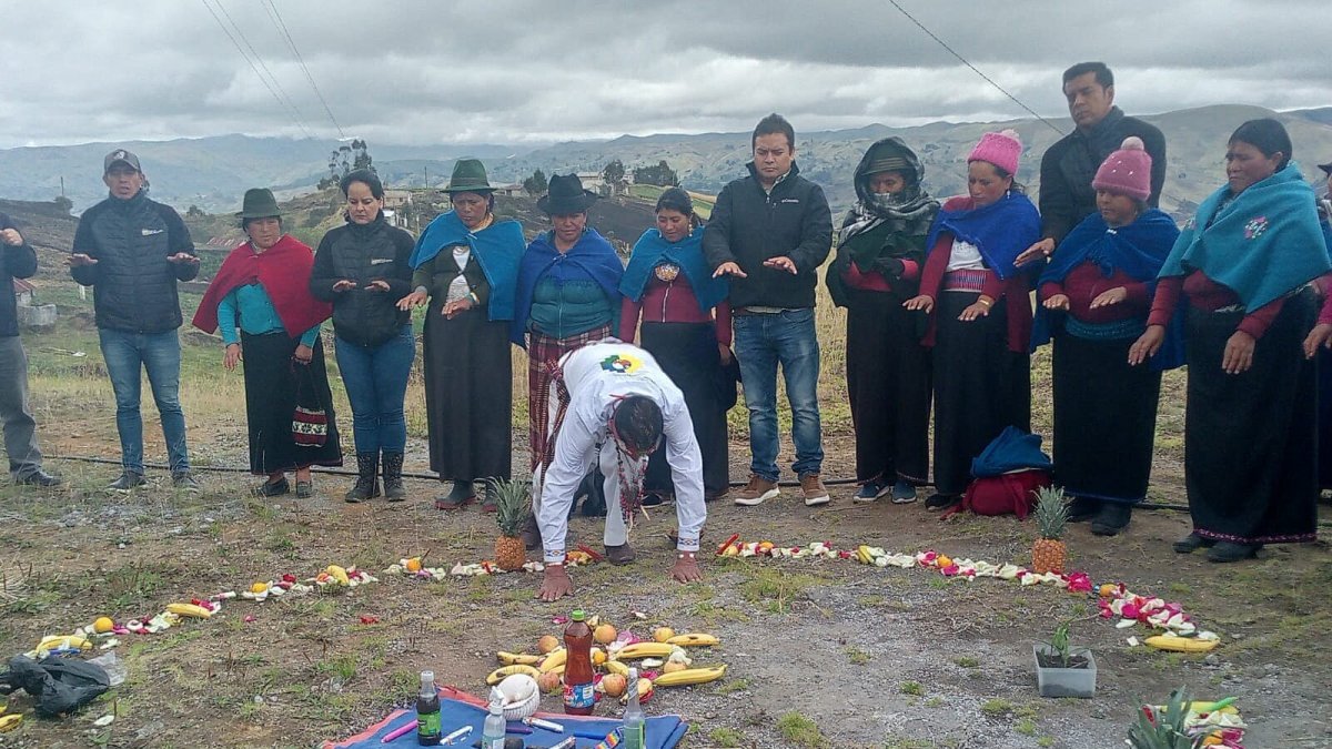 Como dicta la tradición andina, cualquier evento debe iniciar con un ritual para armonizar con los cuatro elementos de la naturaleza:  agua, fuego , aire y tierra.