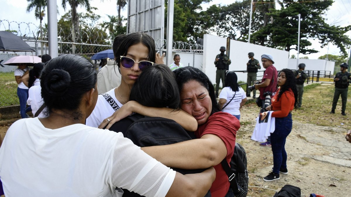 Una familia llora por su pariente detenido en una protesta posterior a las elecciones mientras se encuentran afuera de la prisión de Tocuyito en Tocuyito, estado Carabobo, el 16 de diciembre de 2024.