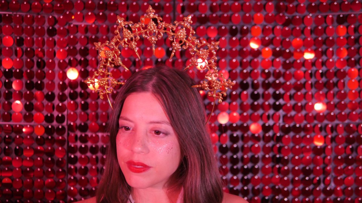 Adrianela presentó el EP Holiday honey