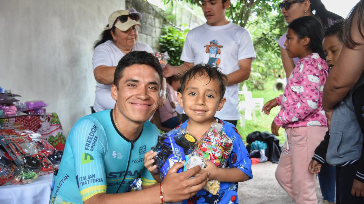 Martín junto a uno de las niños agasajados de la parroquia La Esperanza, en Ibarra.