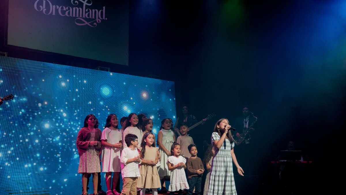 Show. Coros y banda en vivo fueron parte del espectáculo que brindó la iglesia Familia de Dios por Navidad.