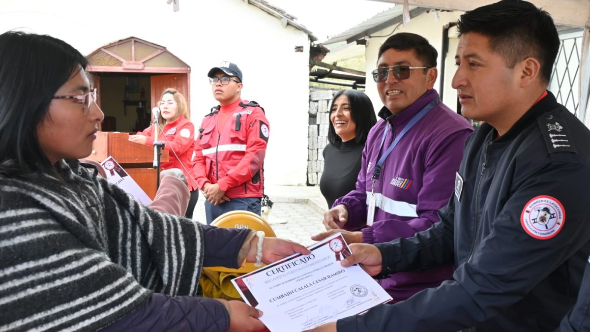 Curso. Los bomberos de Latacunga entrenaron a 38 ciudadanos para atender incendios que se presenten en la zona.