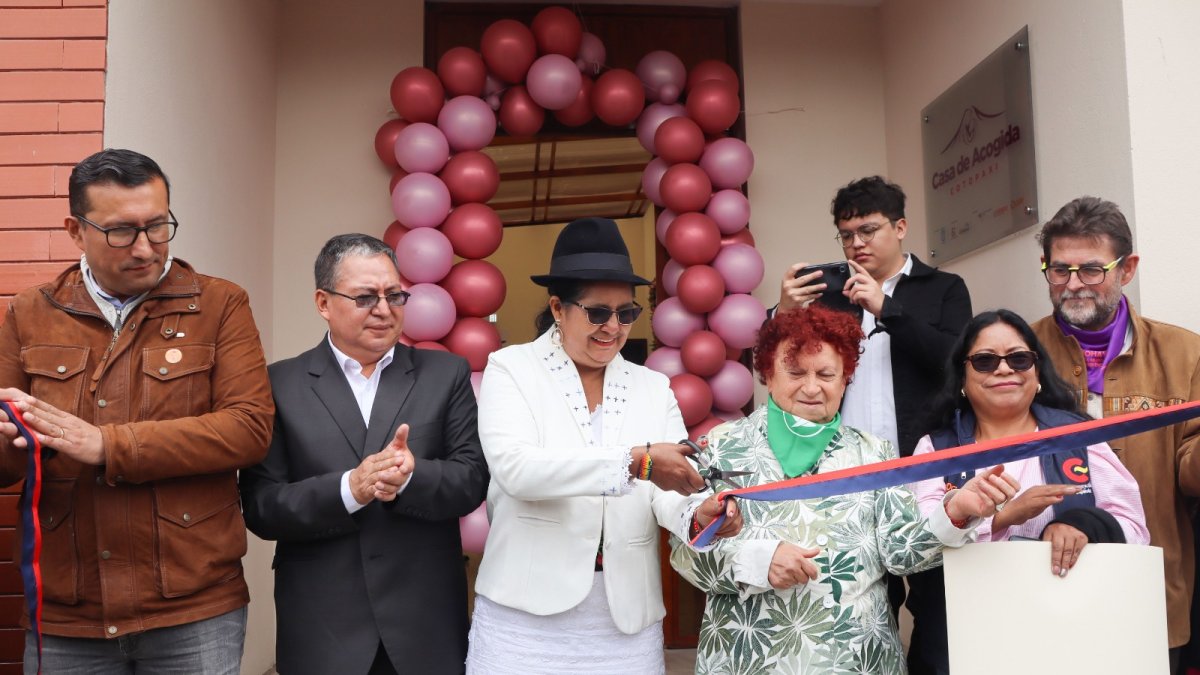 El corte de la cinta se realizó en presencia de todos las personas que aportaron para la construcción de la casa de acogida.