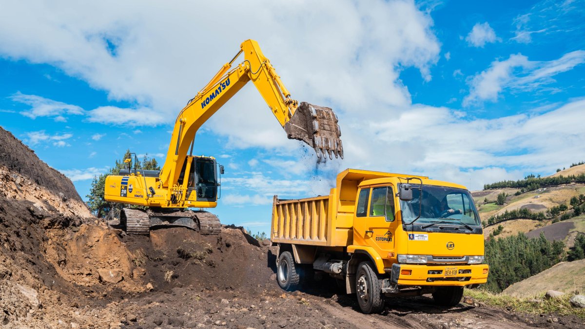 Las maquinas trabajan en la apertura de la carretera que unirá a Pangua con Ambato.