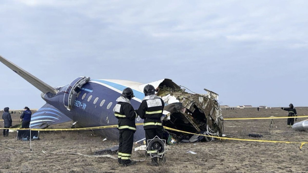 Especialistas en emergencias trabajan en el lugar del accidente de un avión de pasajeros cerca de Aktau, en Kazajstán, este miércoles 25 de diciembre de 2024.
