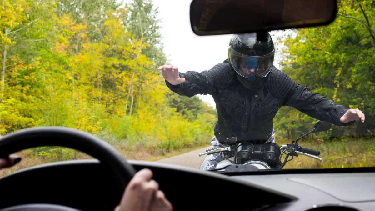 Foto referencial de motociclista accidentado