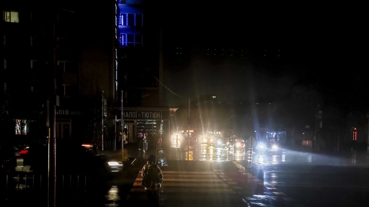 Imagen de archivo de una calle en completa oscuridad en Leópolis, Ucrania, tras un ataque de Rusia contra el sistema eléctrico.