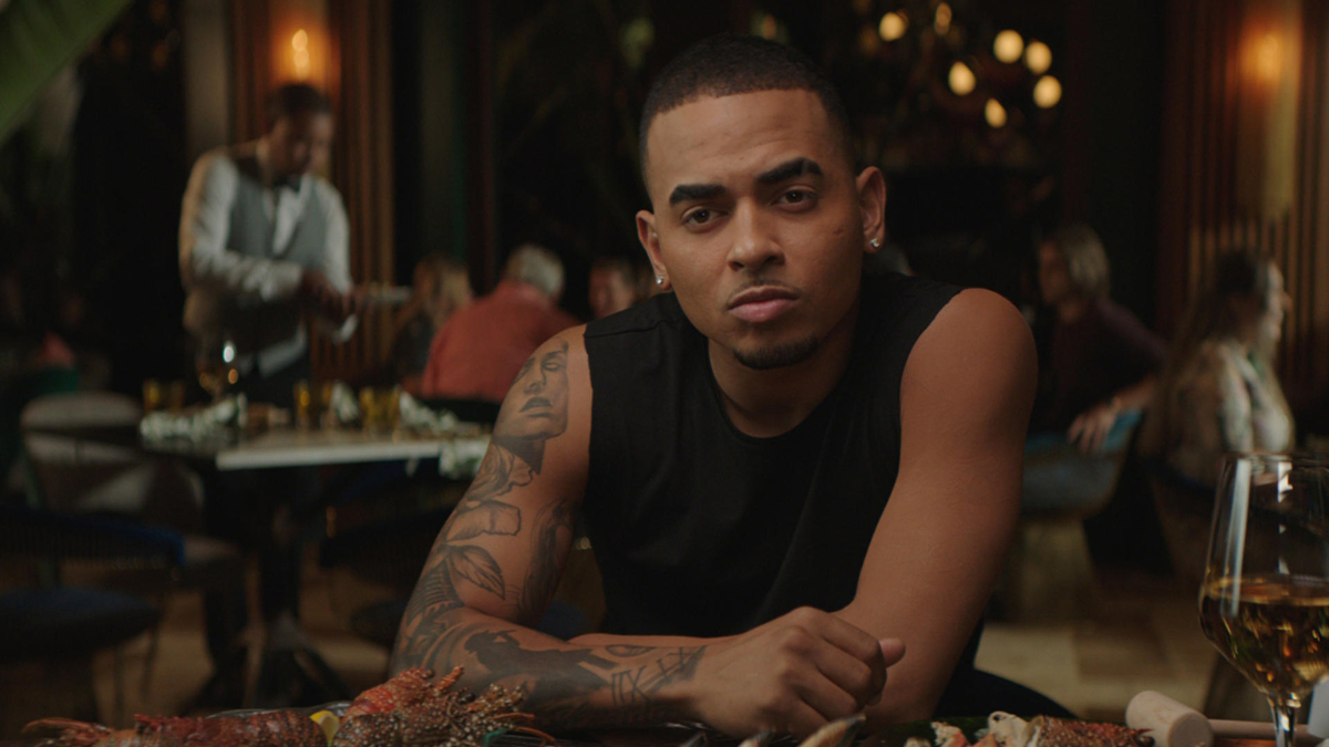 Fotografía cedida por Bear with Oz de una escena de la pelicula 'Odisea' donde aparece el músico puertorriqueño Ozuna.