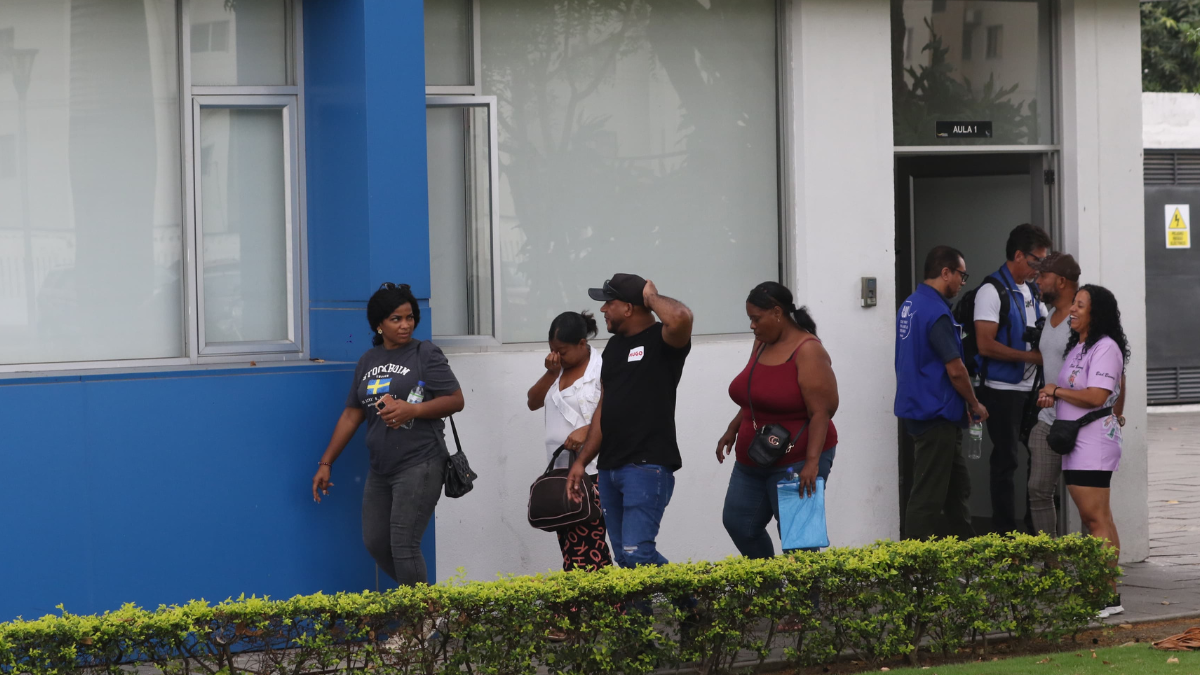 Familiares y abogados de los niños desaparecidos acudieron al reconocimiento de cuerpos.