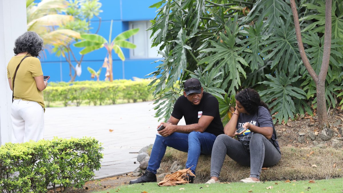 Angustia. Debido al gran estado de calcinación de los cadáveres encontrados en Taura no se pueden reconocer todavía los cuerpos. En la imagen, allegados a los menores desaparecidos.