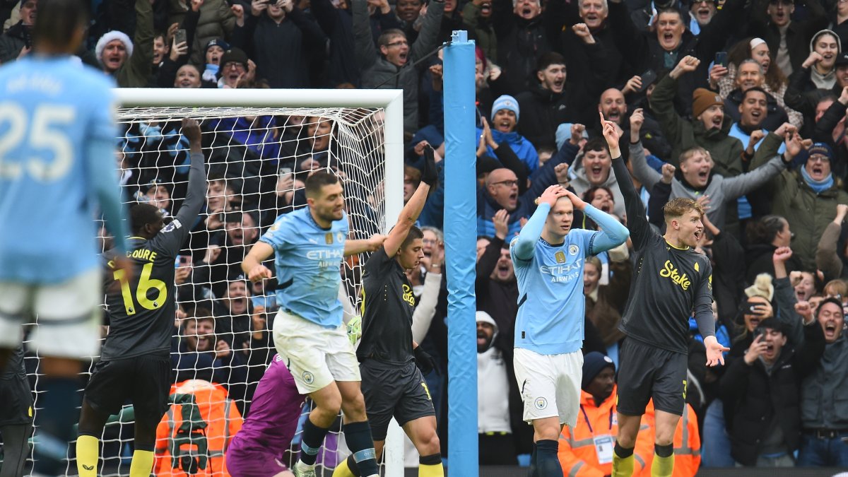 Manchester City empató 1-1 en la fecha 18 de la Premier League ante Everton. Erling Haaland (2-d) reaccionó luego de perderse el penal