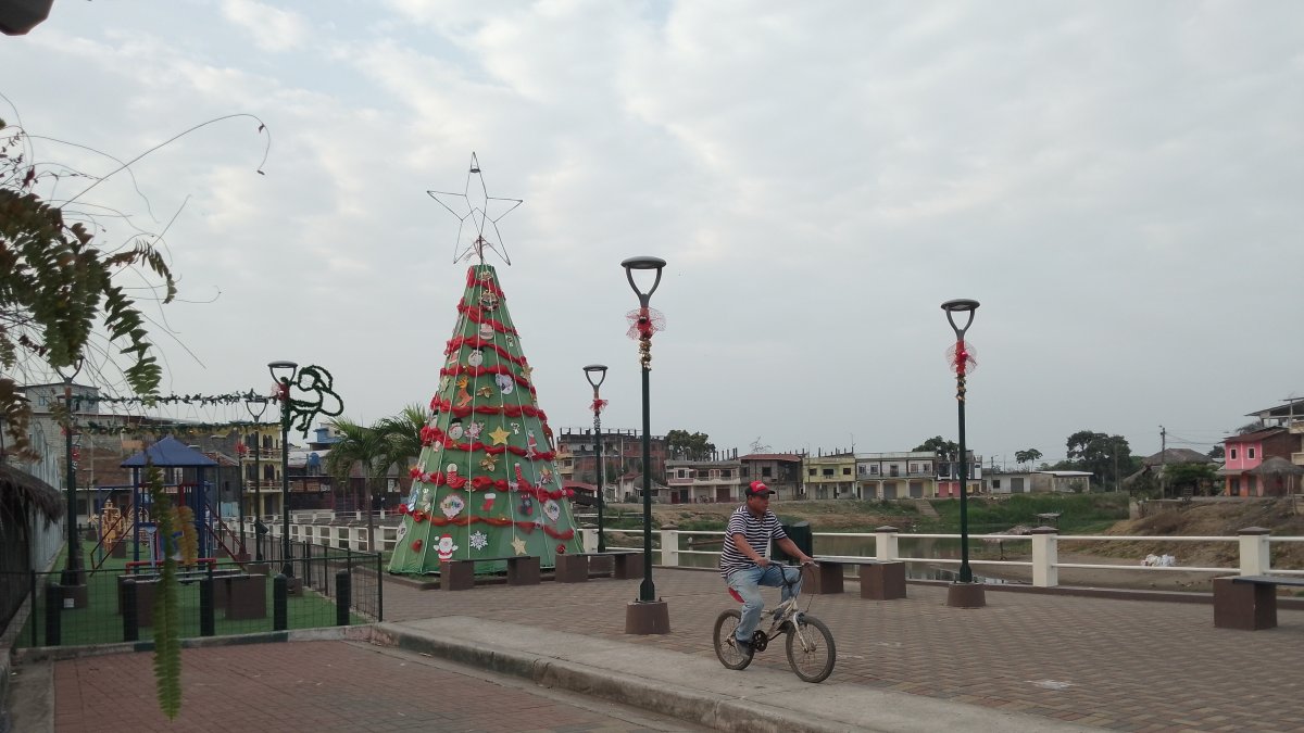 En el Malecón del cantón Santa Lucía, donde siempre en estas fechas y los fines de semana se ve a gente compartiendo y paseando, hoy no se ve ya a nadie.