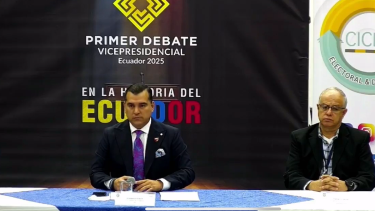 En la rueda de prensa sobre el debate vicepresidencial, Federico Morán, de la Universidad Bolivariana del Ecuador; y Arturo Cabrera, de Ciclo Electoral y Democracia
