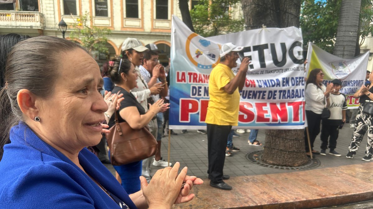 Transportistas protestan en Guayaquil.
