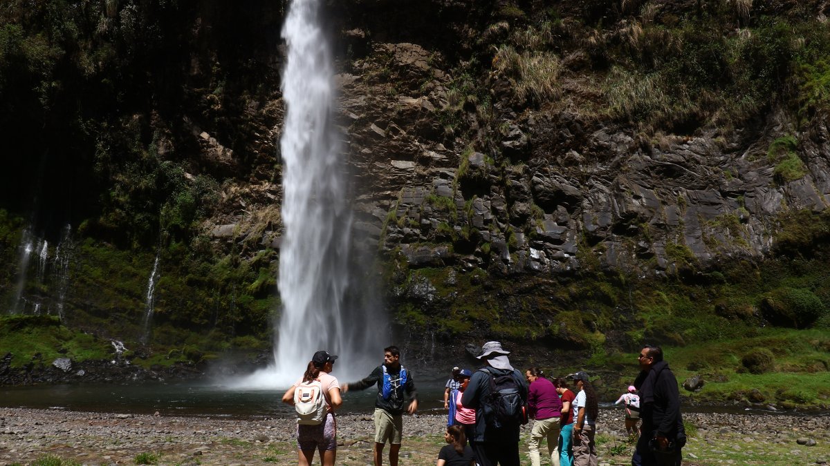 Las cascadas de El Molinuco, a una hora de la capital, es uno de los atractivos cercanos preferidos por lo visitantes.