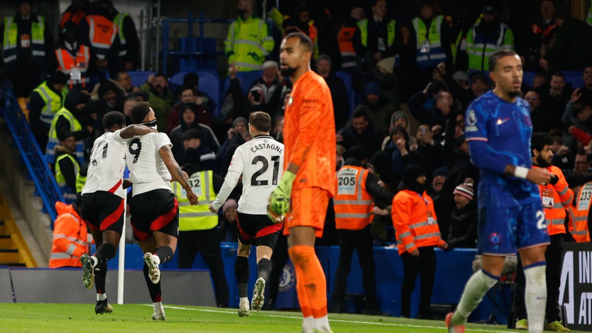 Rodrigo Muñiz de Fulham (segundo a la izquierda) celebra marcar el gol 1-2 durante el partido entre el Chelsea y Fulham.