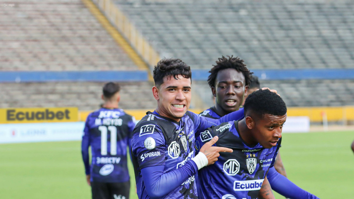 Kendry Páez (c) festeja el gol de Keny Arroyo (d) junto a Yaimar Medina en Independiente del Valle