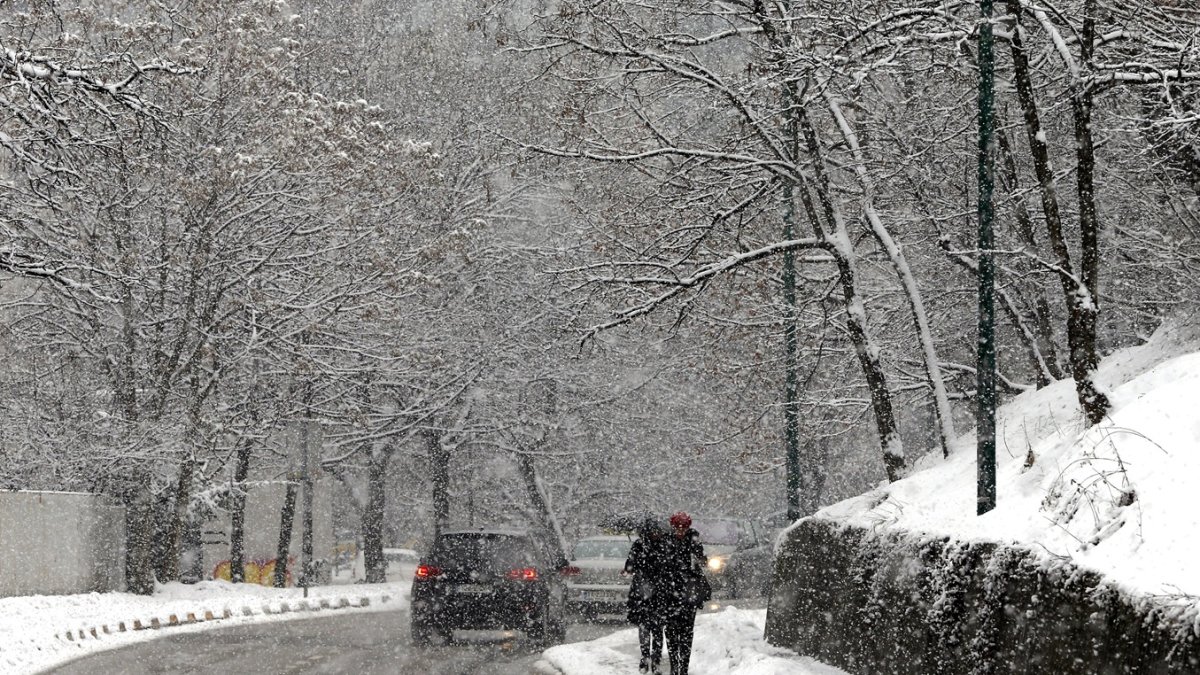 Varias personas caminan por una calle nevada en Sarajevo (Bosnia Herzegovina.