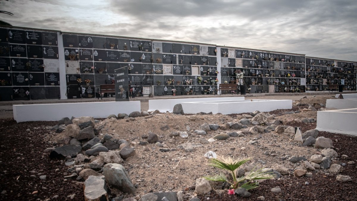 La tumba de los niños migrantes que murieron intentando llegar a las costas de Canarias, en el Cementerio de San Lázaro de Las Palmas de Gran Canaria.