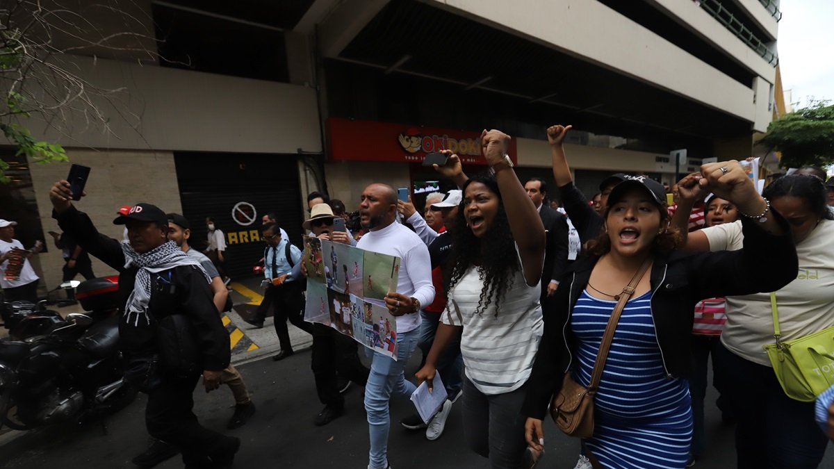 El lunes 23 de diciembre se desarrolló un plantón por los cuatro niños desaparecidos en Guayaquil.