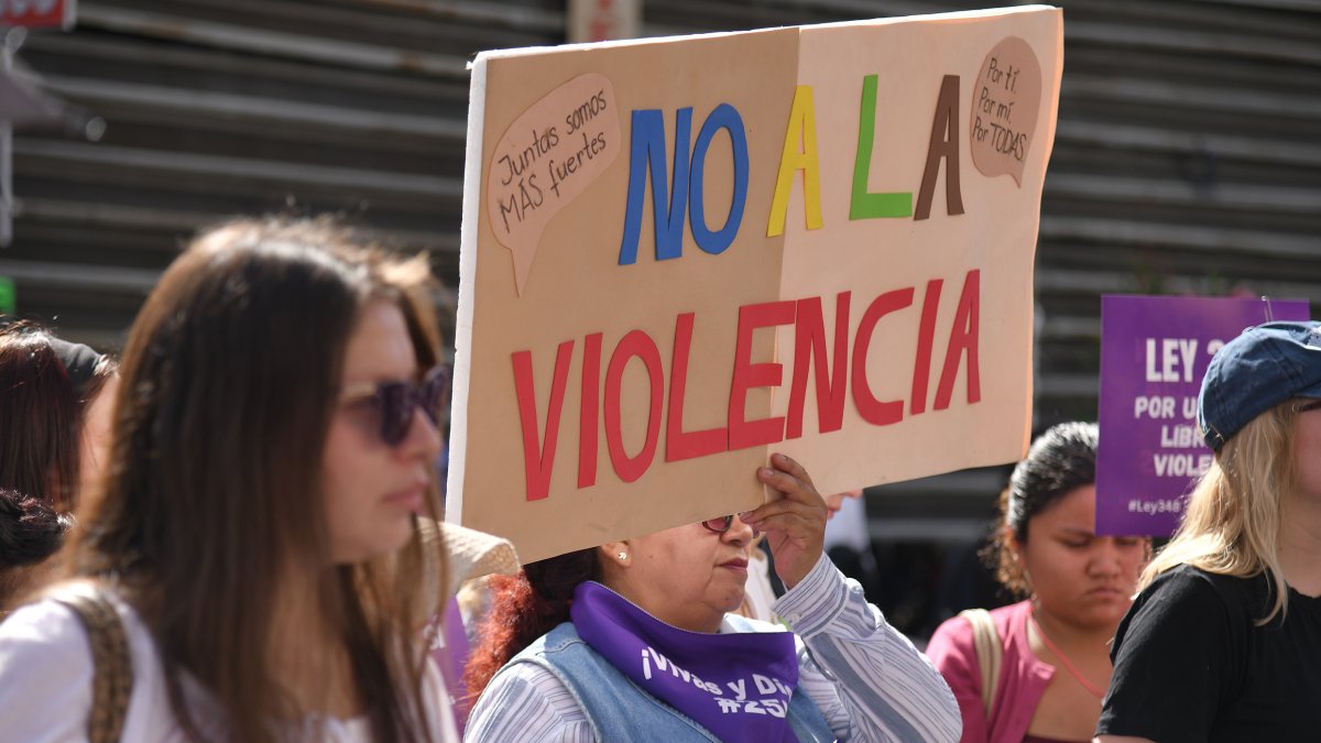 Una manifestación durante la marcha del Día Internacional de la Eliminación de la Violencia contra la Mujer en Cochabamba (Bolivia).