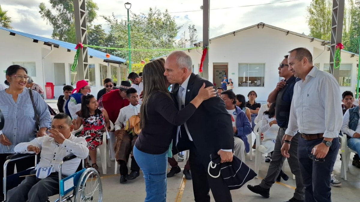 Acto. Autoridades entregan 15 sillas de ruedas al MIES.