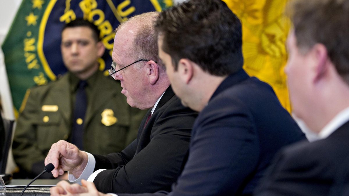 Tom Homan (centro), el 'zar de la frontera' de Donald Trump.