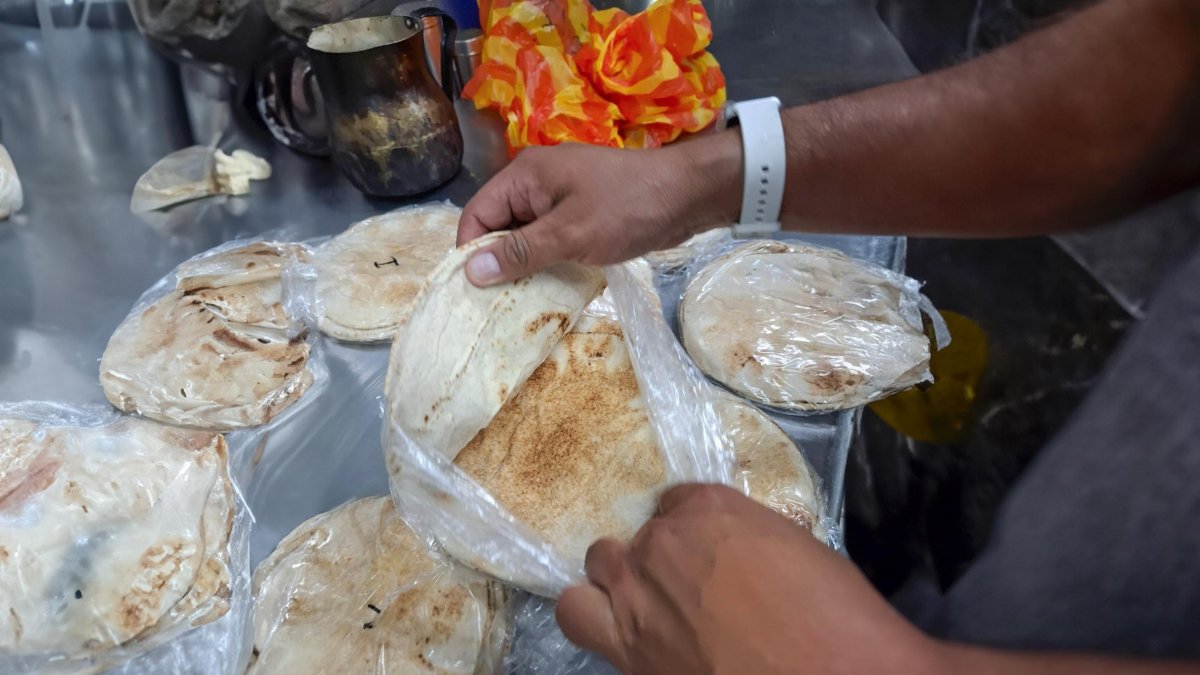 Durante el operativo de control efectuado en el sector República de El Salvador encontraron alimentos almacenados cerca de químicos de limpieza