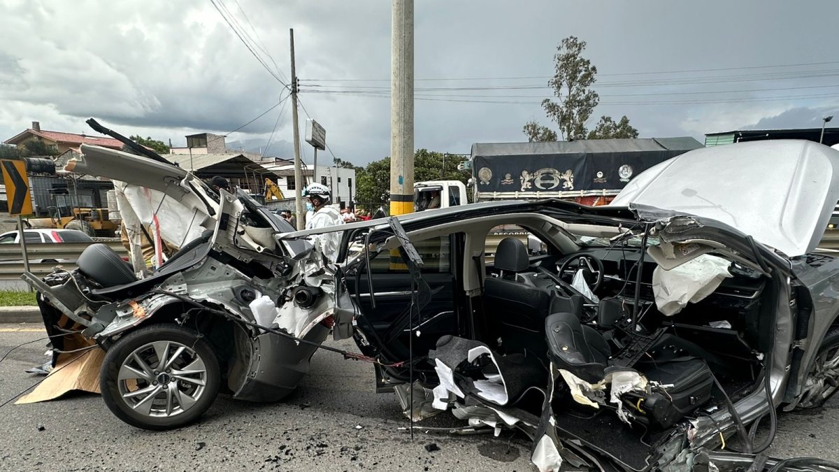 El vehículo accidentado quedó partido en dos. Tres personas murieron, el conductor fue detenido con alto grado de alcohol en su sangre.