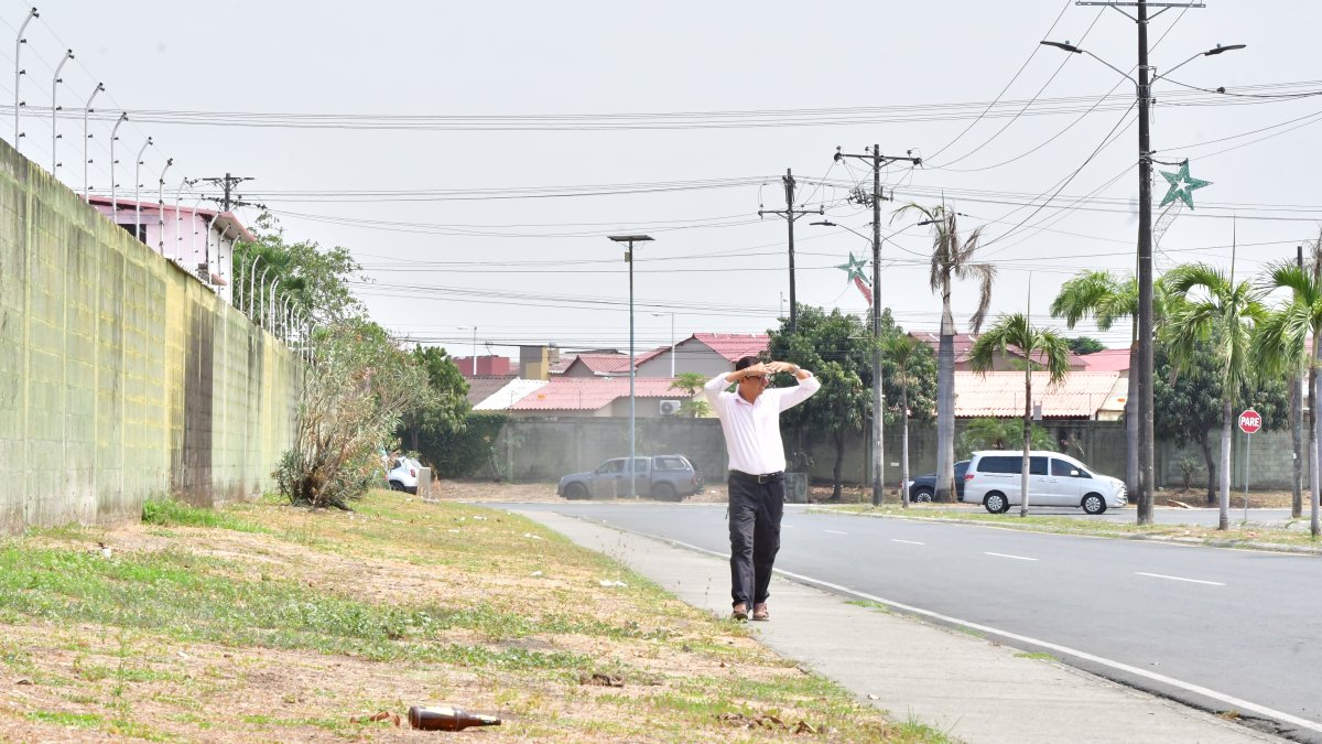 Sombra. Ante la escasez de árboles, la ciudadanía no cuenta con suficientes puntos para refugiarse del sol.
