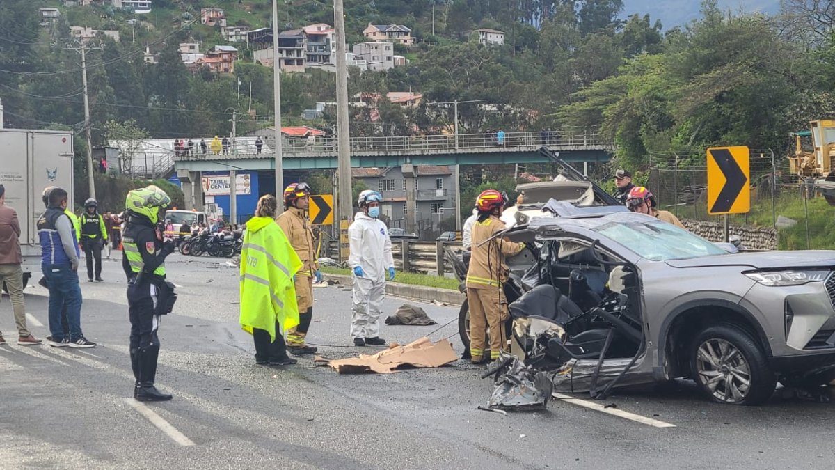 Entidades de rescate acudieron a la autopista Cuenca - Azogues para atender la emergencia.