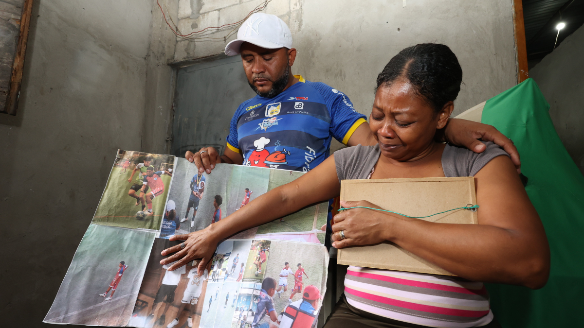 Luis Arroyo y Katty Bustos observan con tristeza las fotografías de sus hijos, haciendo la actividad que más les gustaba: jugar fútbol.