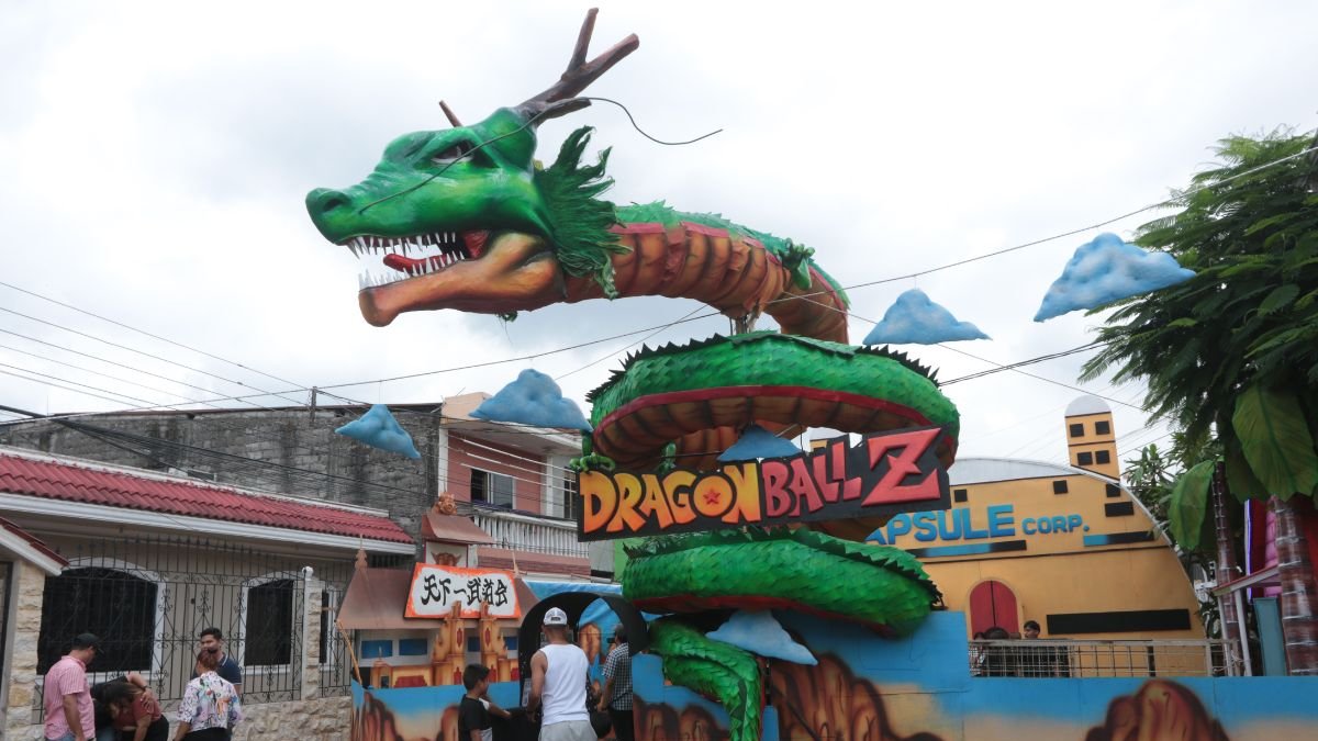 El monigote de Shenglon recibe a los turistas que ingresan al parque temático.