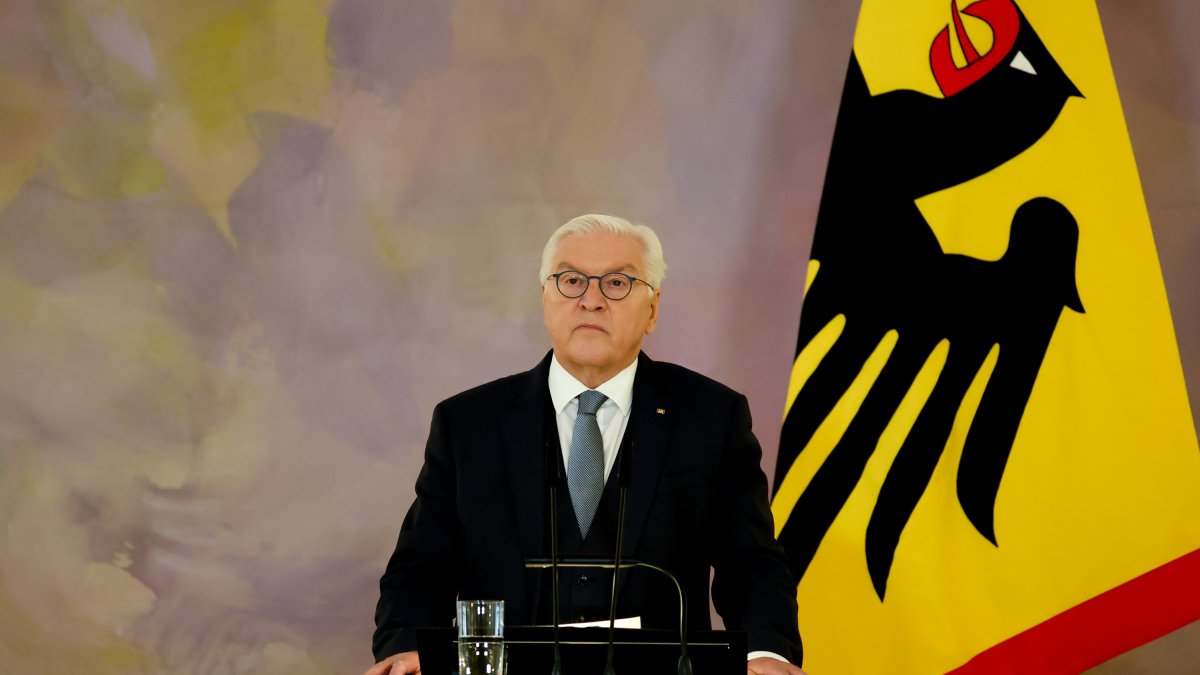 El presidente alemán, Frank-Walter Steinmeier, anuncia la decisión de disolver el Parlamento.