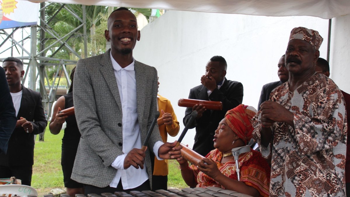 Francisco Valencia (der)  es un celador del instrumento como la marimba en Quinindé, Esmeraldas.
