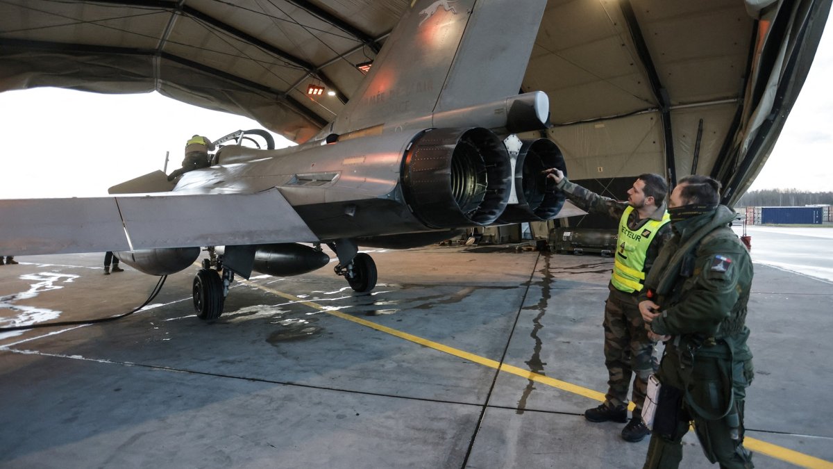 Un piloto de la fuerza aérea llega junto a un avión de combate Rafale B F4 estándar de la fuerza aérea de Francia, parte de la misión de Policía Aérea Reforzada de la OTAN en los Estados Bálticos.
