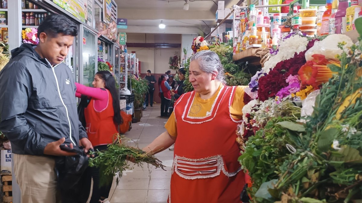 En el mercado Diez de Agosto de Cuenca se vende variedad de plantas medicinales para los baños de suerte de fin de año.